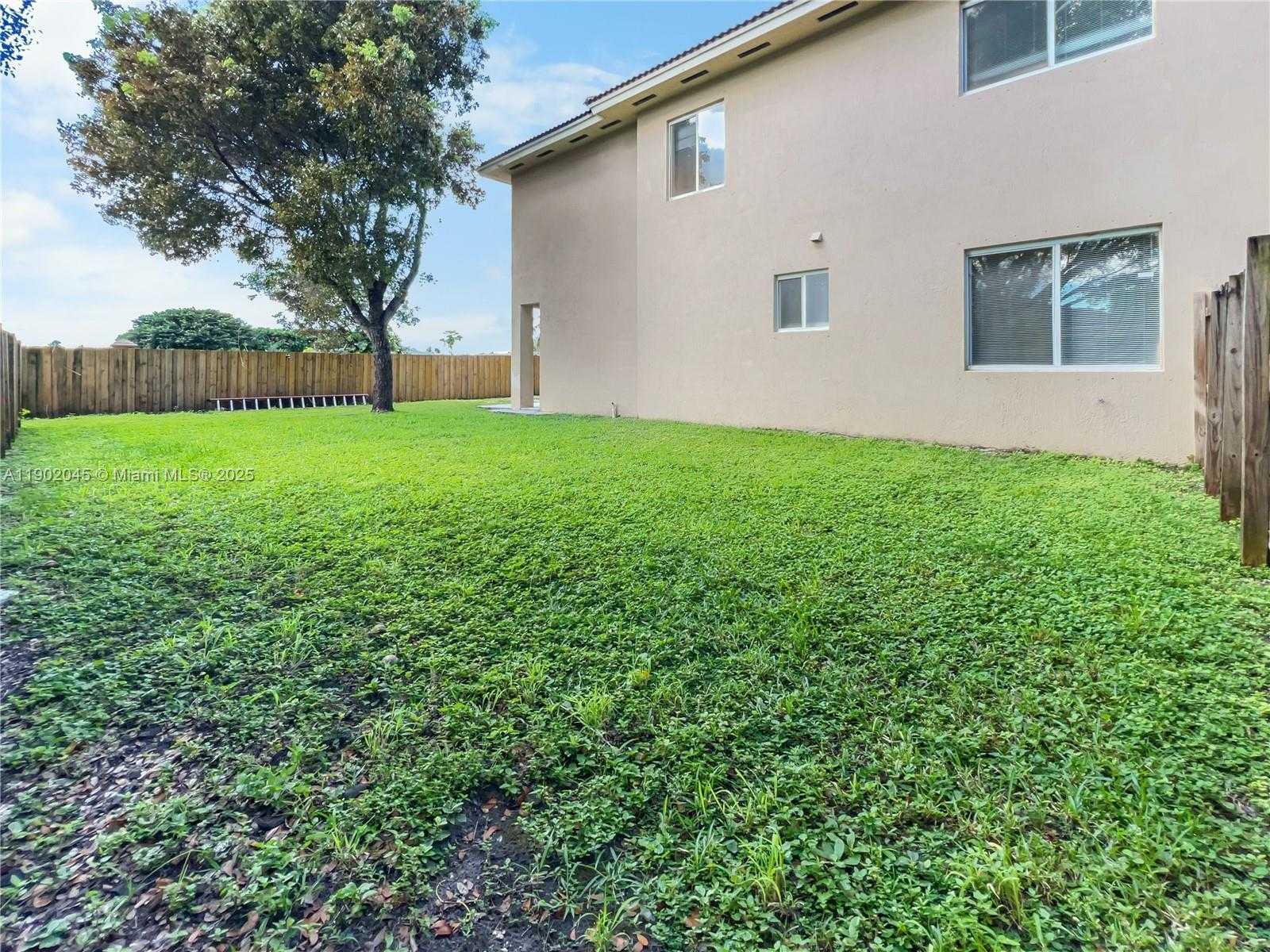 Small Image of 1736 NORTH EAST 9TH DR #1736, Homestead Number 30