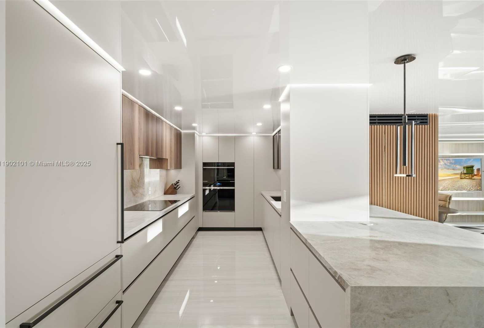 Small Image of 5555 COLLINS AVE #16H, Miami Beach Number 16