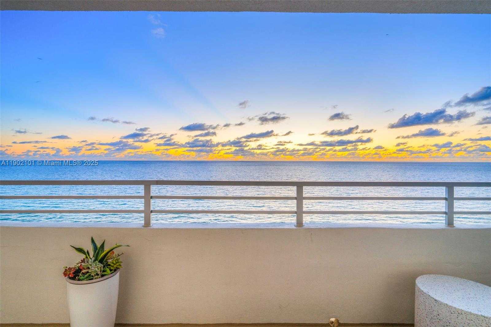 Small Image of 5555 COLLINS AVE #16H, Miami Beach Number 2
