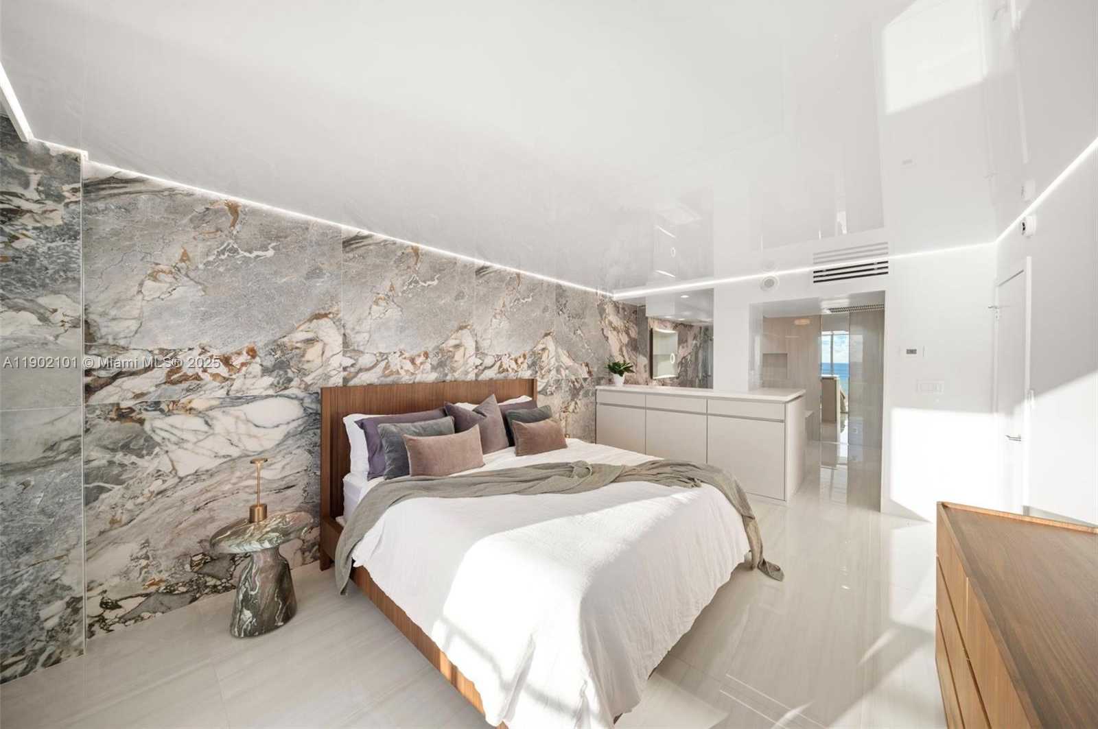 Small Image of 5555 COLLINS AVE #16H, Miami Beach Number 50