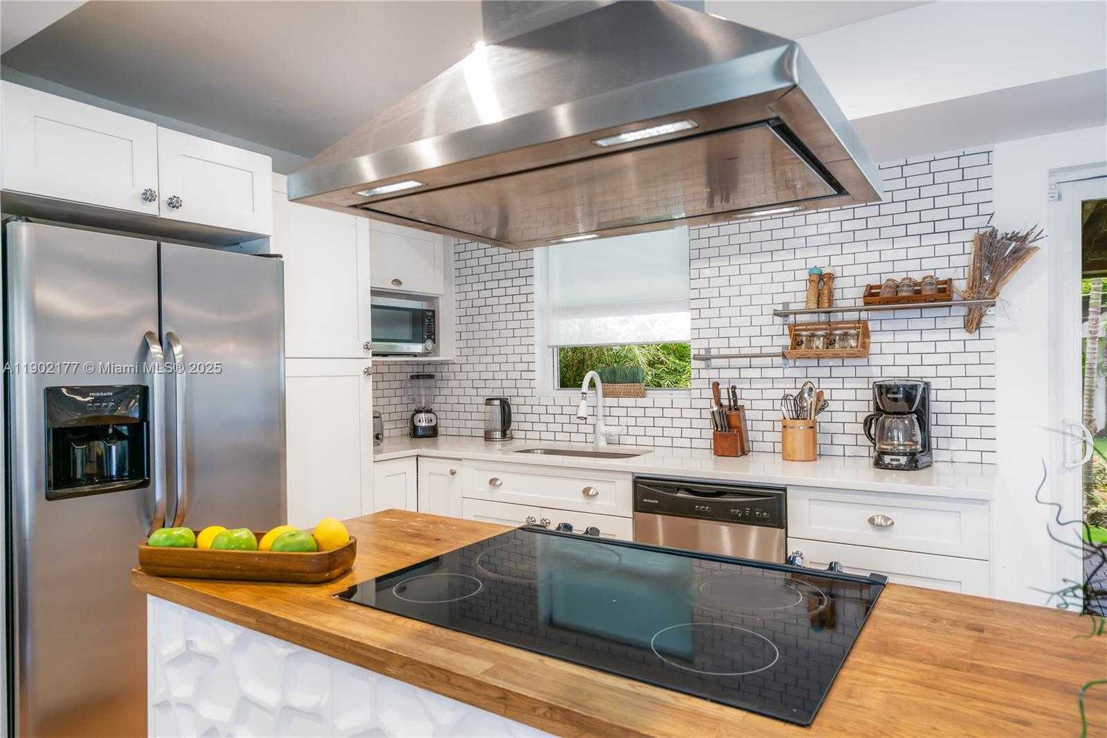 Small Image of 14615 NORTH EAST 3RD CT, Miami Number 2