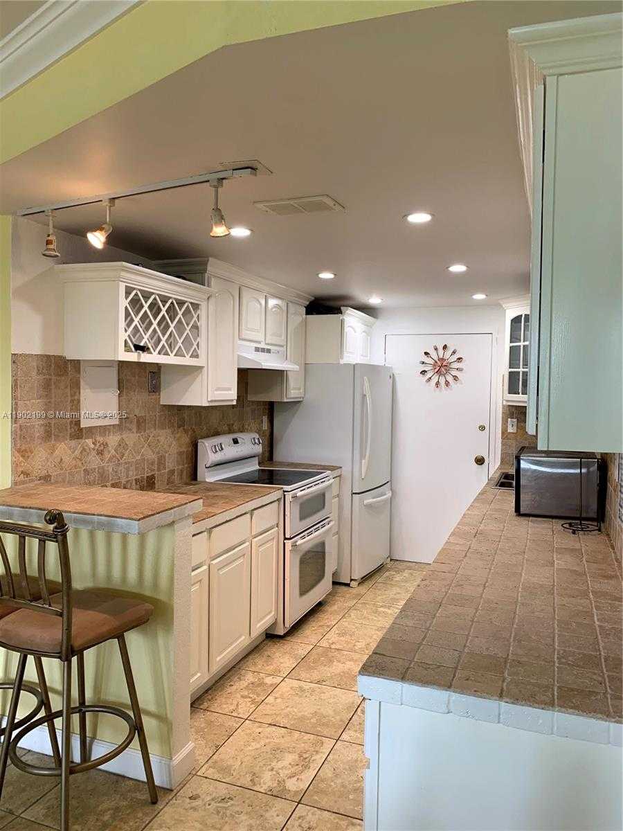 Small Image of 5401 COLLINS AVE #131, Miami Beach Number 4