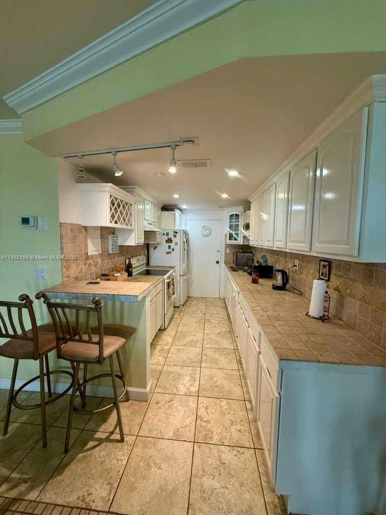 Small Image of 5401 COLLINS AVE #131, Miami Beach Number 6