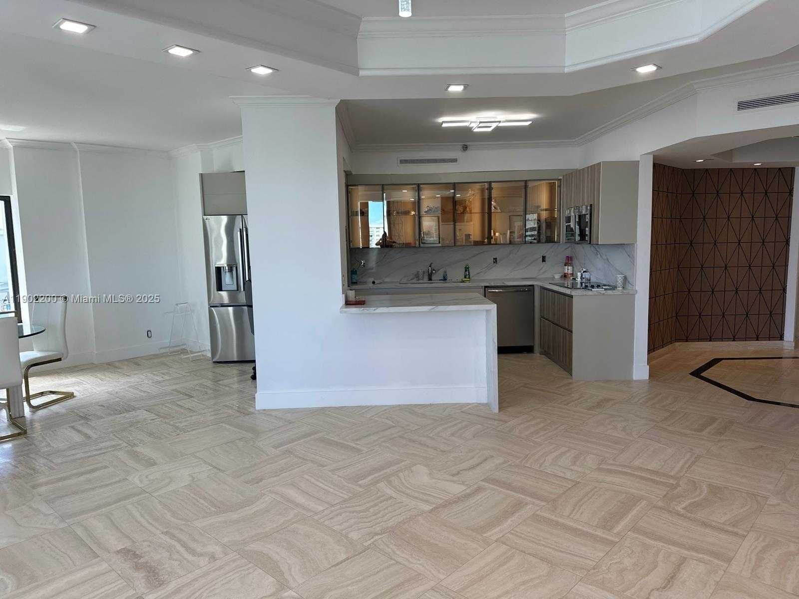 Small Image of 19500 TURNBERRY WAY #12E, Aventura Number 12