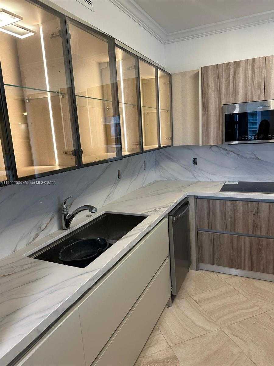 Small Image of 19500 TURNBERRY WAY #12E, Aventura Number 3