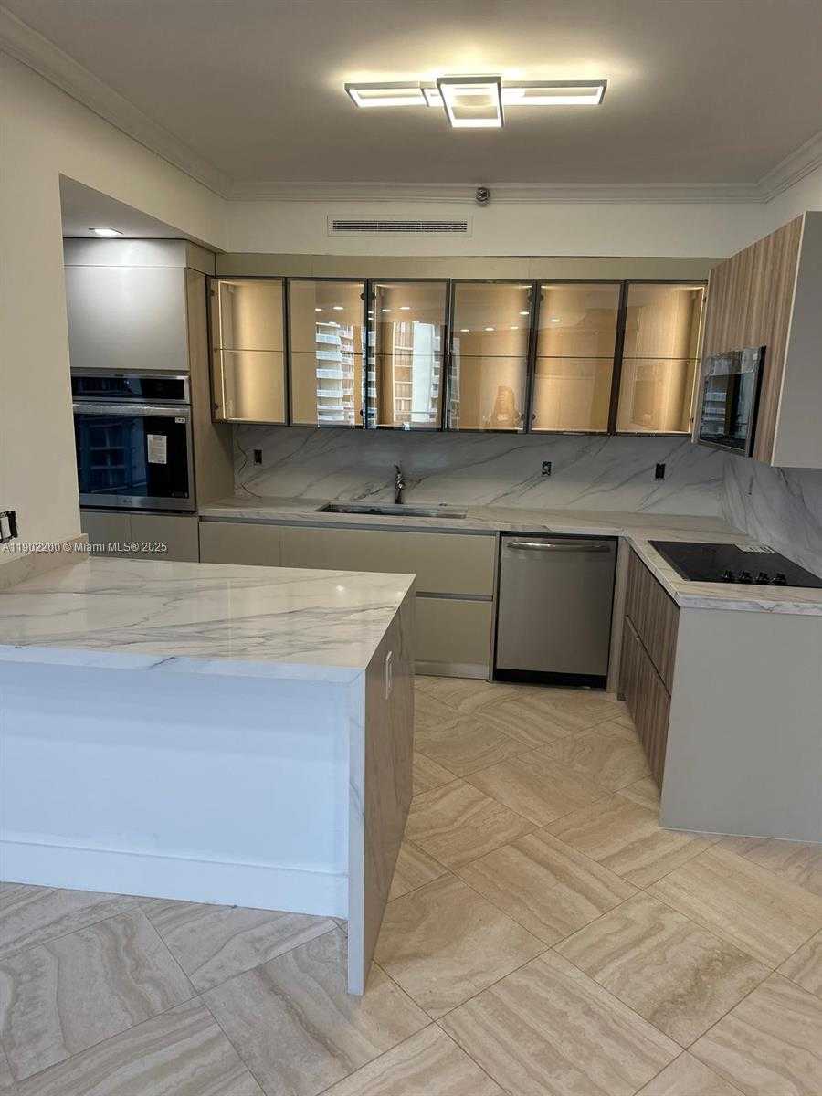 Small Image of 19500 TURNBERRY WAY #12E, Aventura Number 5