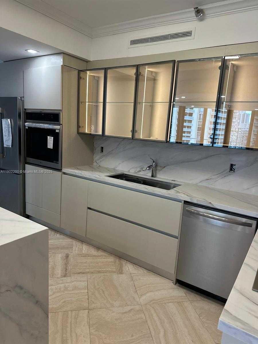 Small Image of 19500 TURNBERRY WAY #12E, Aventura Number 6