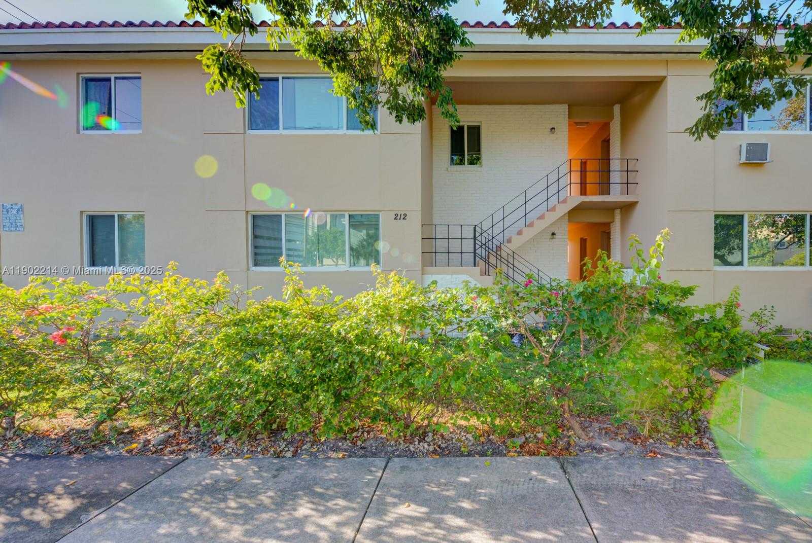 Small Image of 212 PHOENETIA AVE #9, Coral Gables Number 13