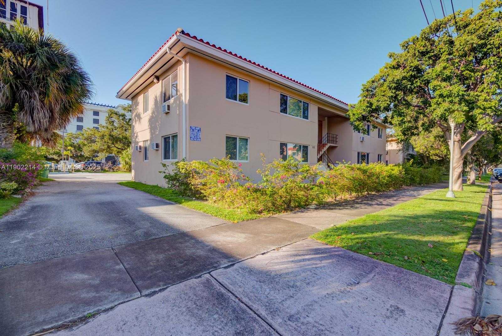 Small Image of 212 PHOENETIA AVE #9, Coral Gables Number 14