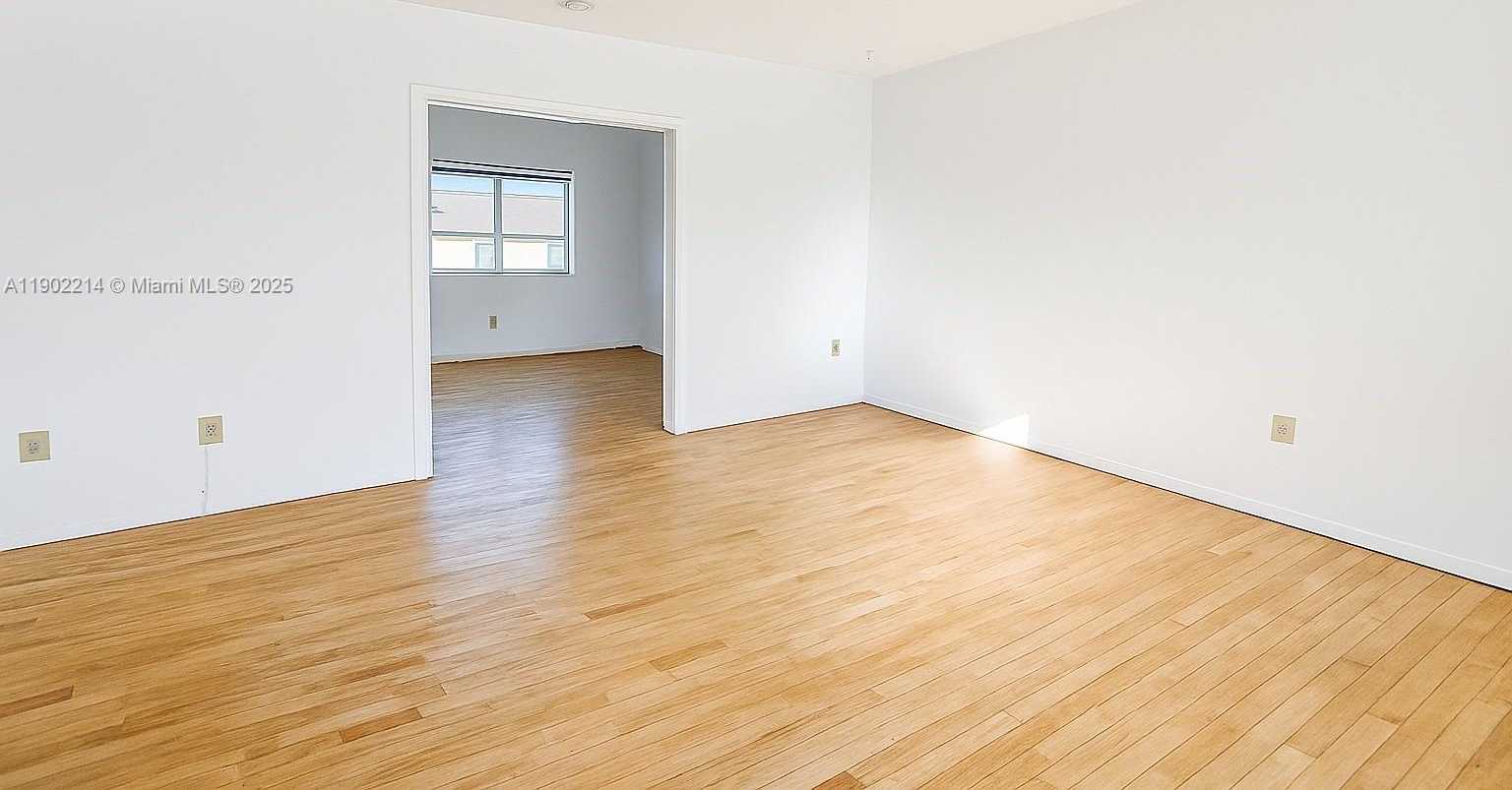 Small Image of 212 PHOENETIA AVE #9, Coral Gables Number 2