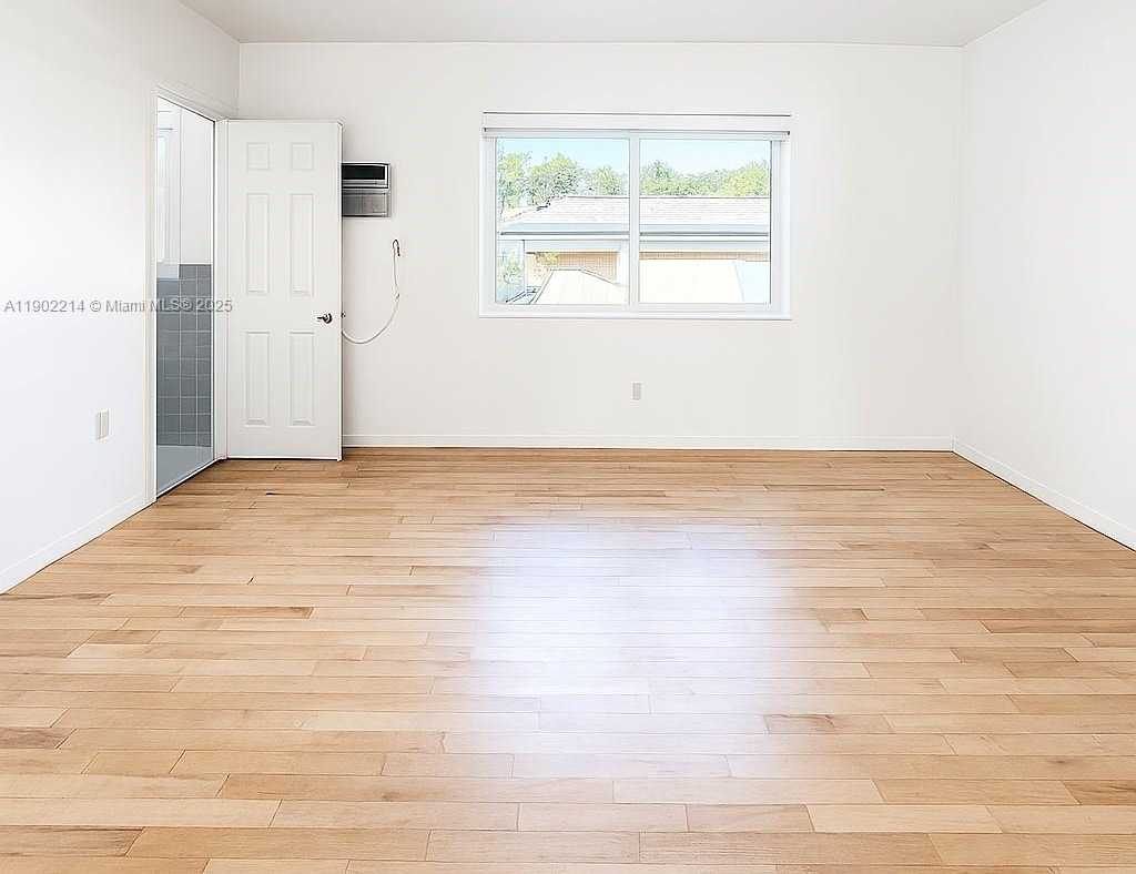 Small Image of 212 PHOENETIA AVE #9, Coral Gables Number 5