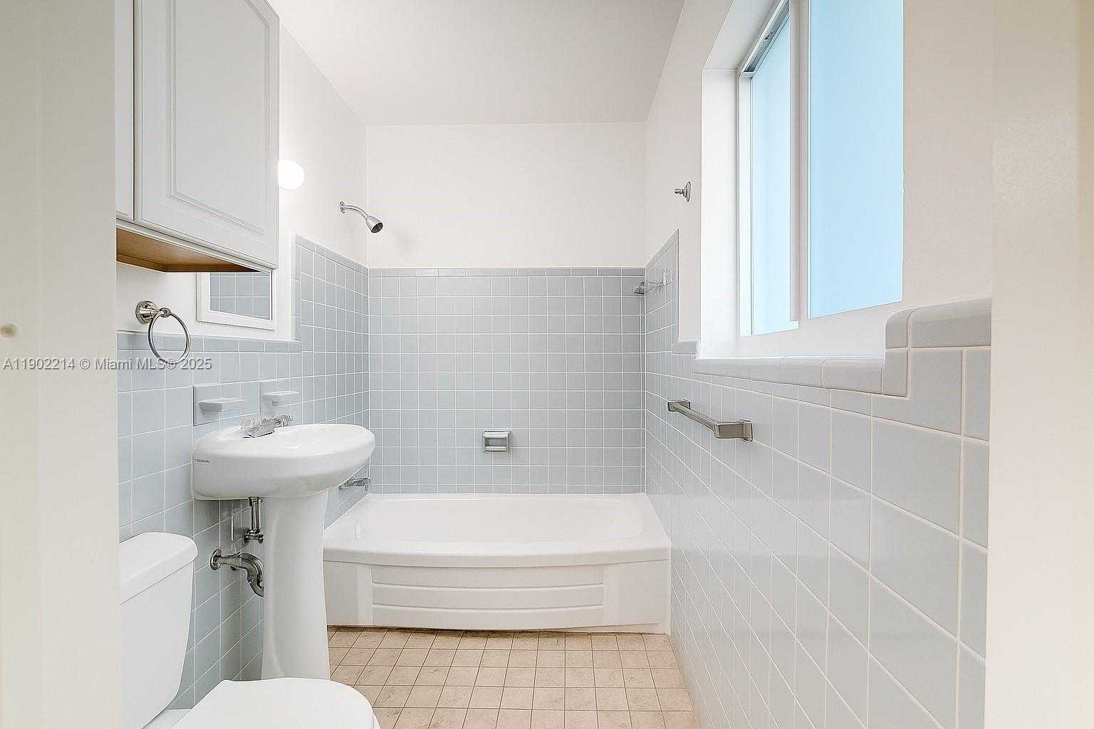 Small Image of 212 PHOENETIA AVE #9, Coral Gables Number 6