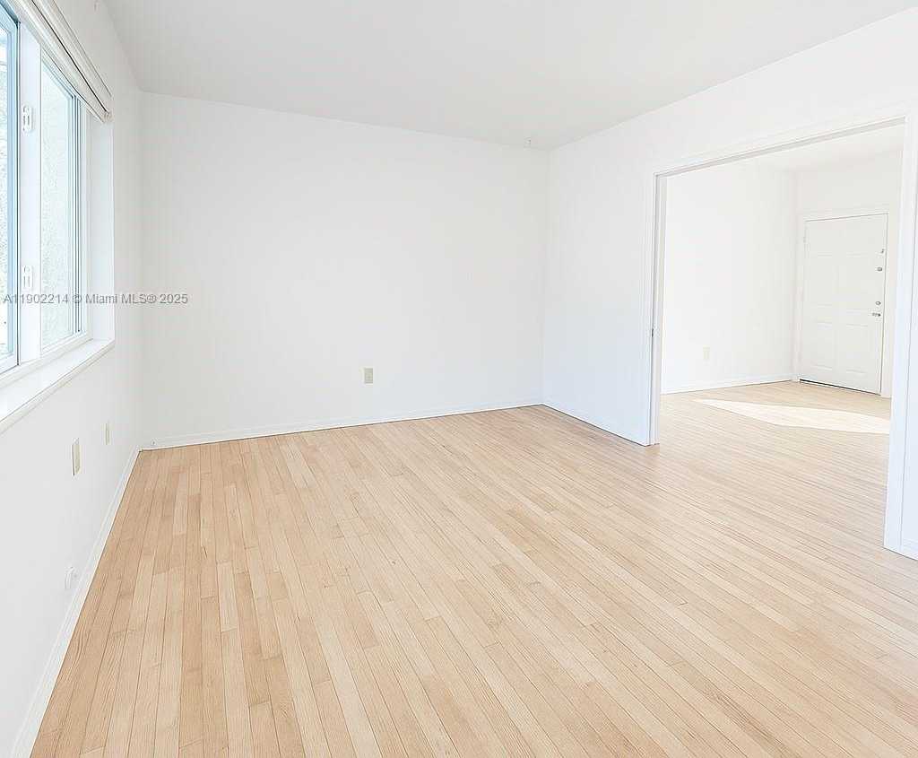 Small Image of 212 PHOENETIA AVE #9, Coral Gables Number 8