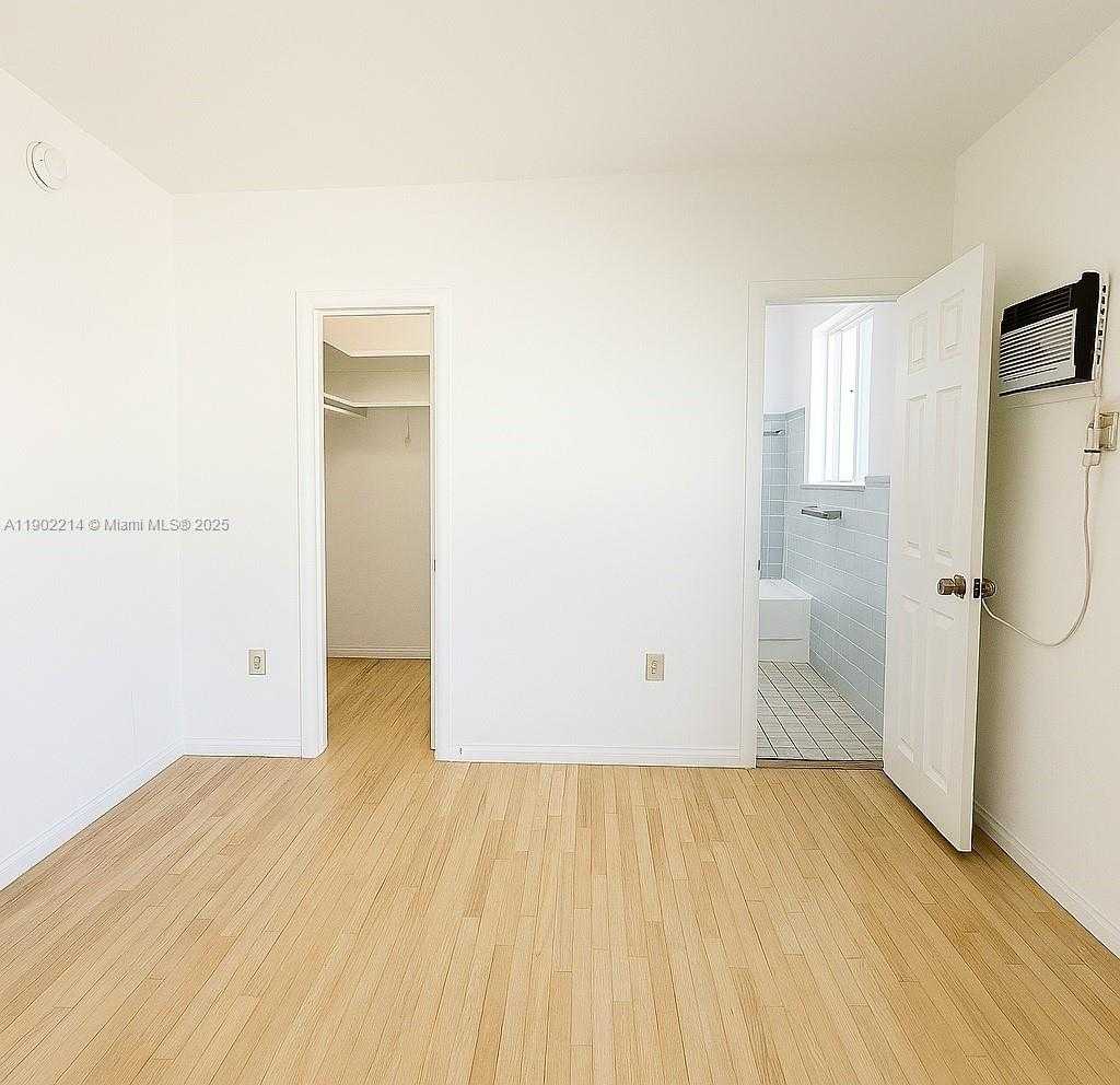 Small Image of 212 PHOENETIA AVE #9, Coral Gables Number 9