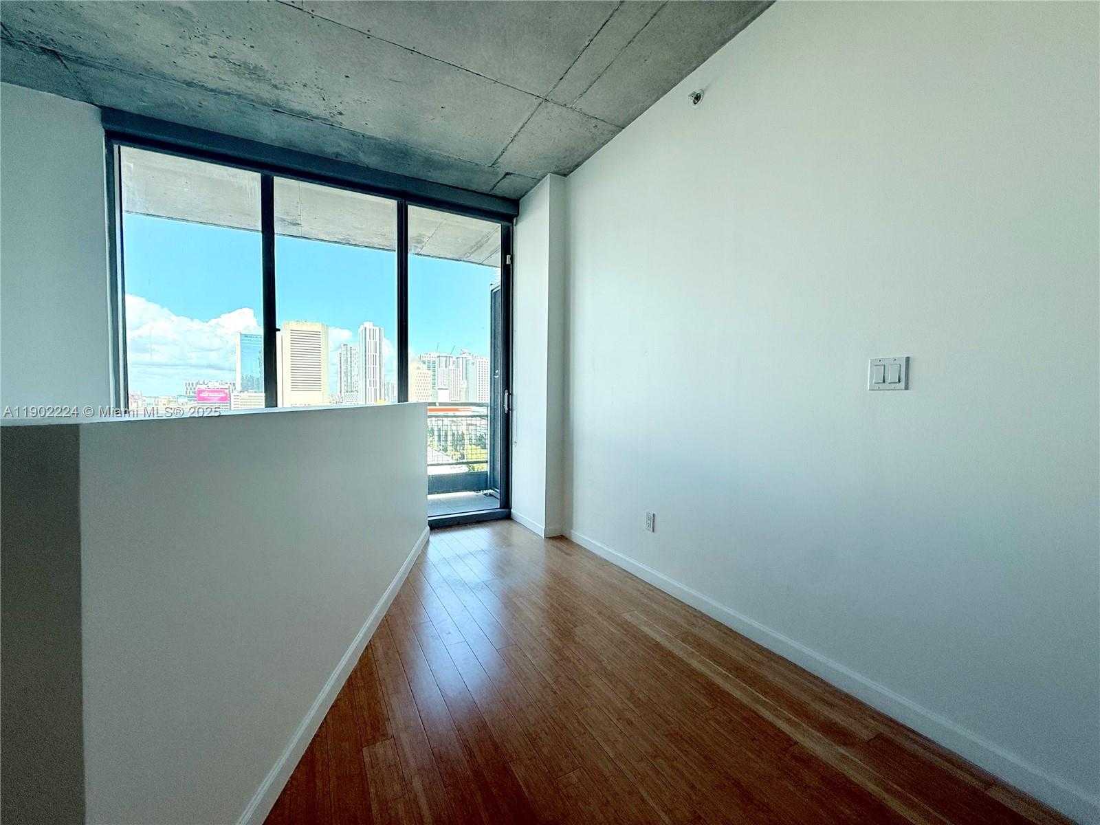 Small Image of 690 SOUTH WEST 1ST CT #1215, Miami Number 25