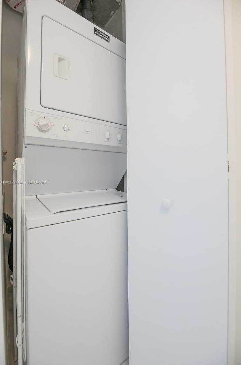 Small Image of 690 SOUTH WEST 1ST CT #1215, Miami Number 37