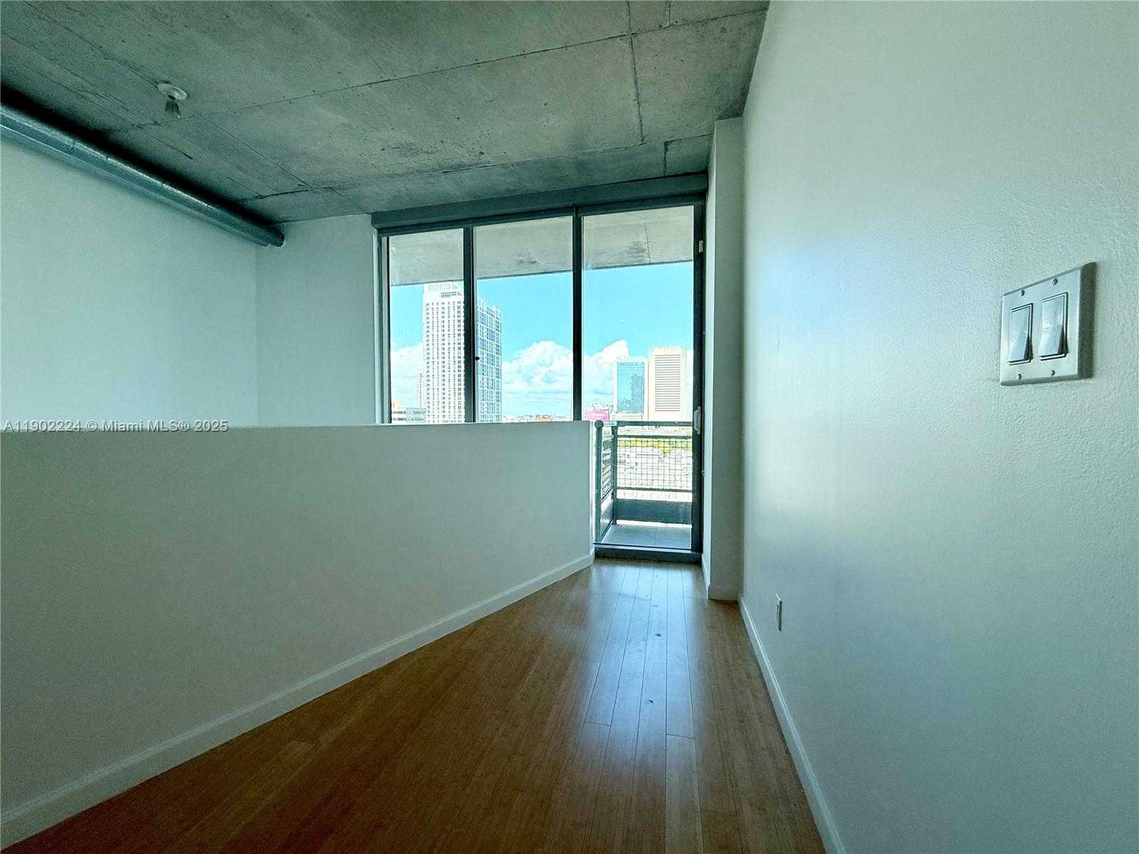 Small Image of 690 SOUTH WEST 1ST CT #1215, Miami Number 62