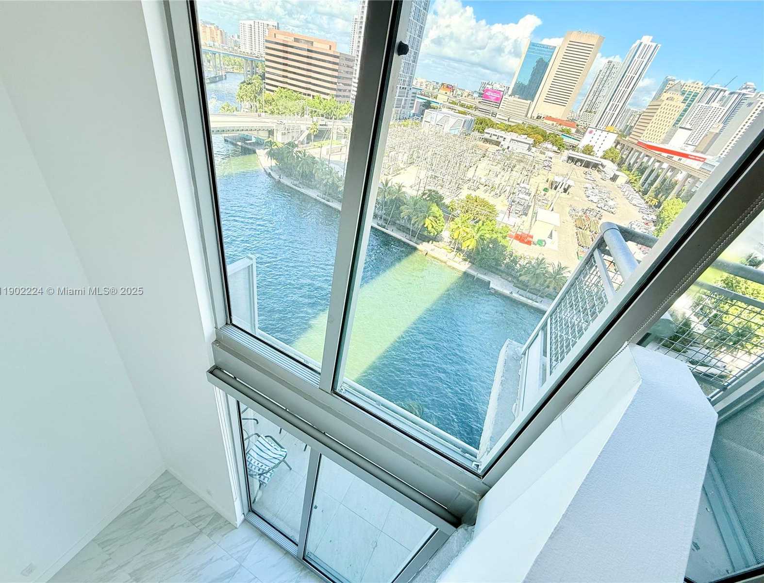 Small Image of 690 SOUTH WEST 1ST CT #1215, Miami Number 64