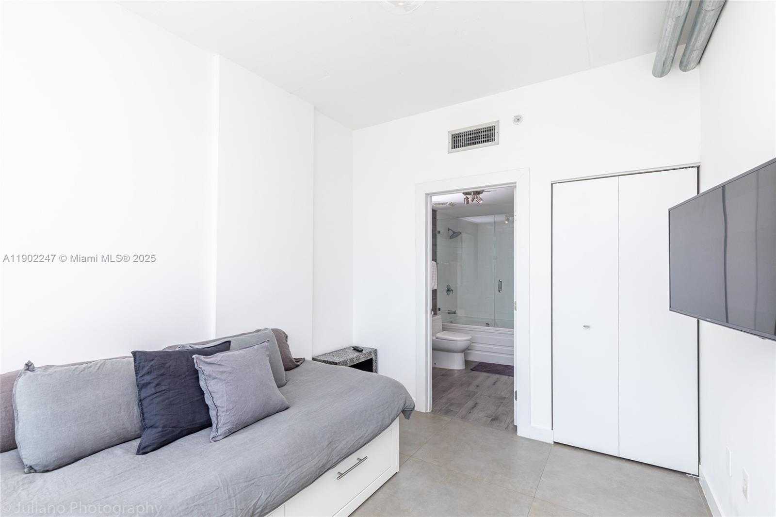 Small Image of 690 SOUTH WEST 1ST CT #PHI17, Miami Number 11