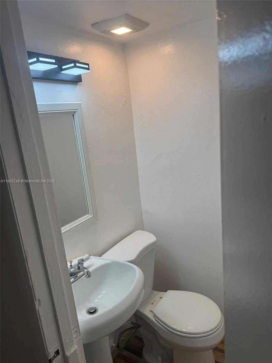 Small Image of 1821 NORTH EAST 168 ST #B-1, North Miami Beach Number 3