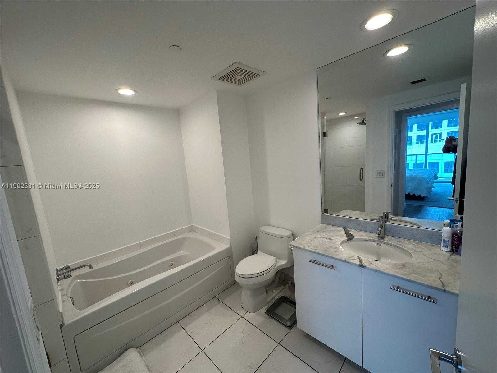 Small Image of 500 BRICKELL AVE #3704, Miami Number 17