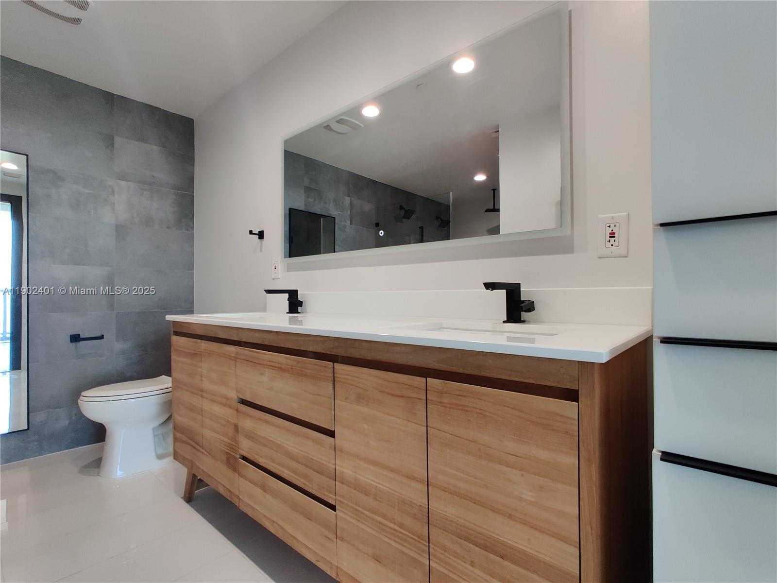 Small Image of 888 BISCAYNE BLVD #2903, Miami Number 8