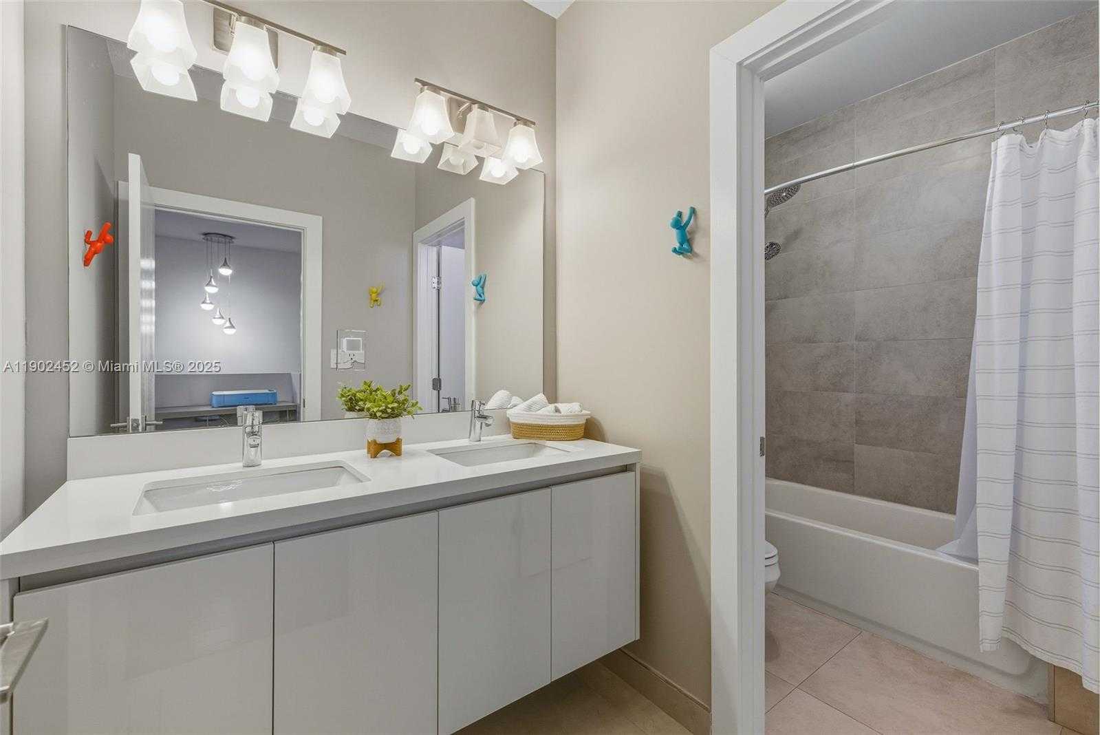 Small Image of 10359 NORTH WEST 67TH TER, Doral Number 46