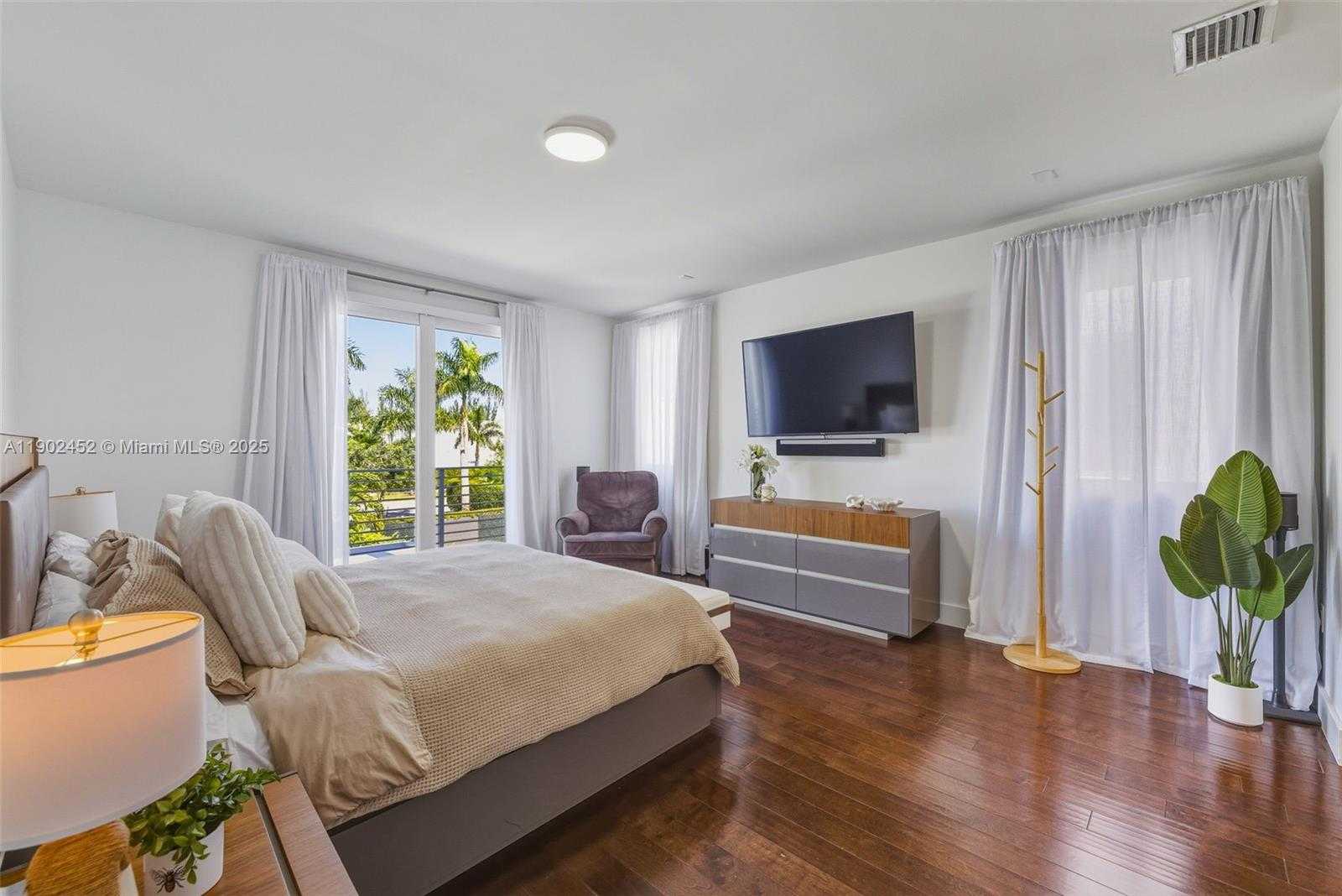 Small Image of 10359 NORTH WEST 67TH TER, Doral Number 50