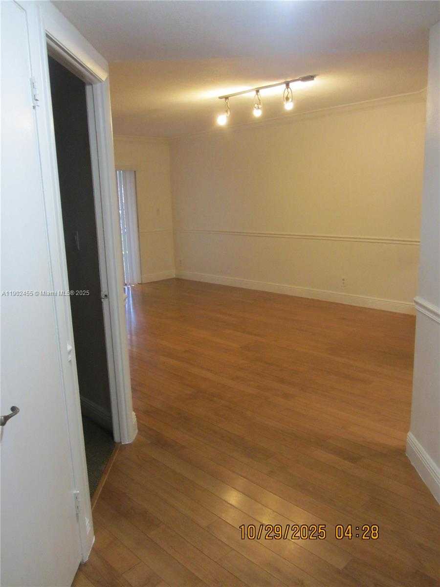 Small Image of Doral Number 28