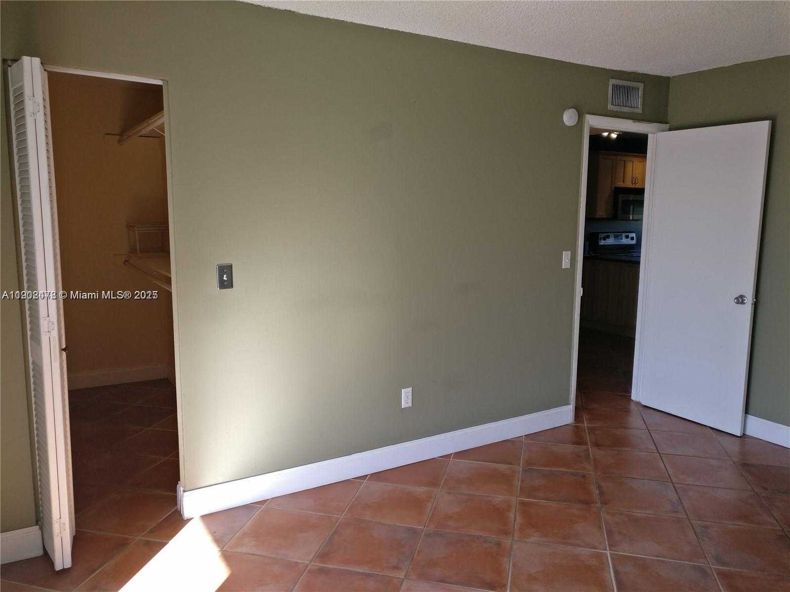 Small Image of 1801 SOUTH TREASURE DR #502, North Bay Village Number 10