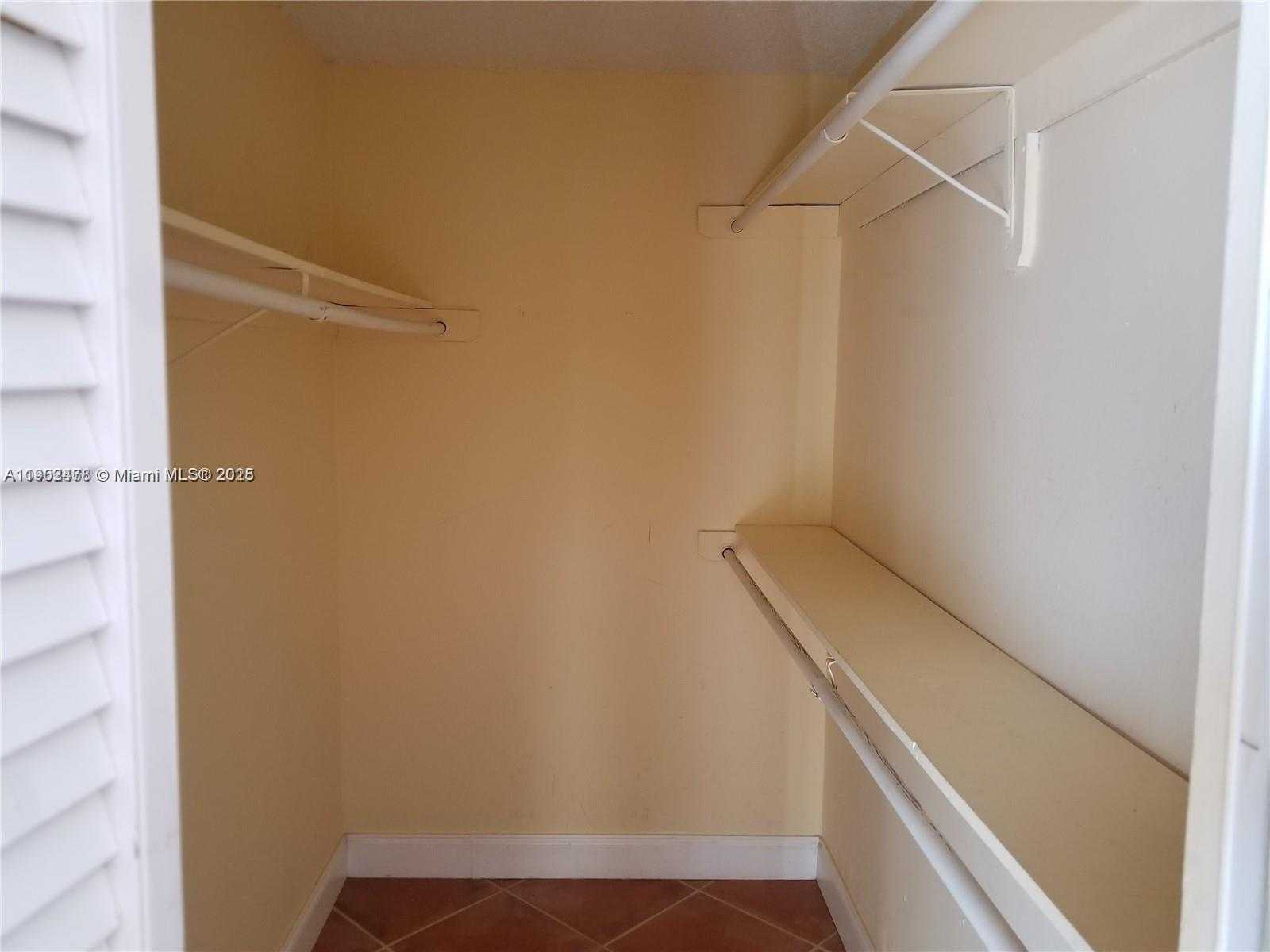 Small Image of 1801 SOUTH TREASURE DR #502, North Bay Village Number 17