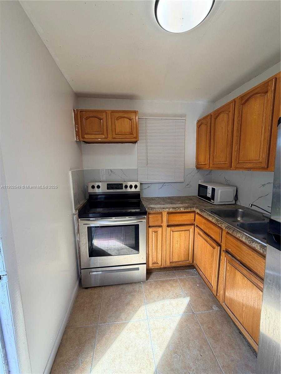 Small Image of 1936 NORTH WEST 71ST ST, Miami Number 2