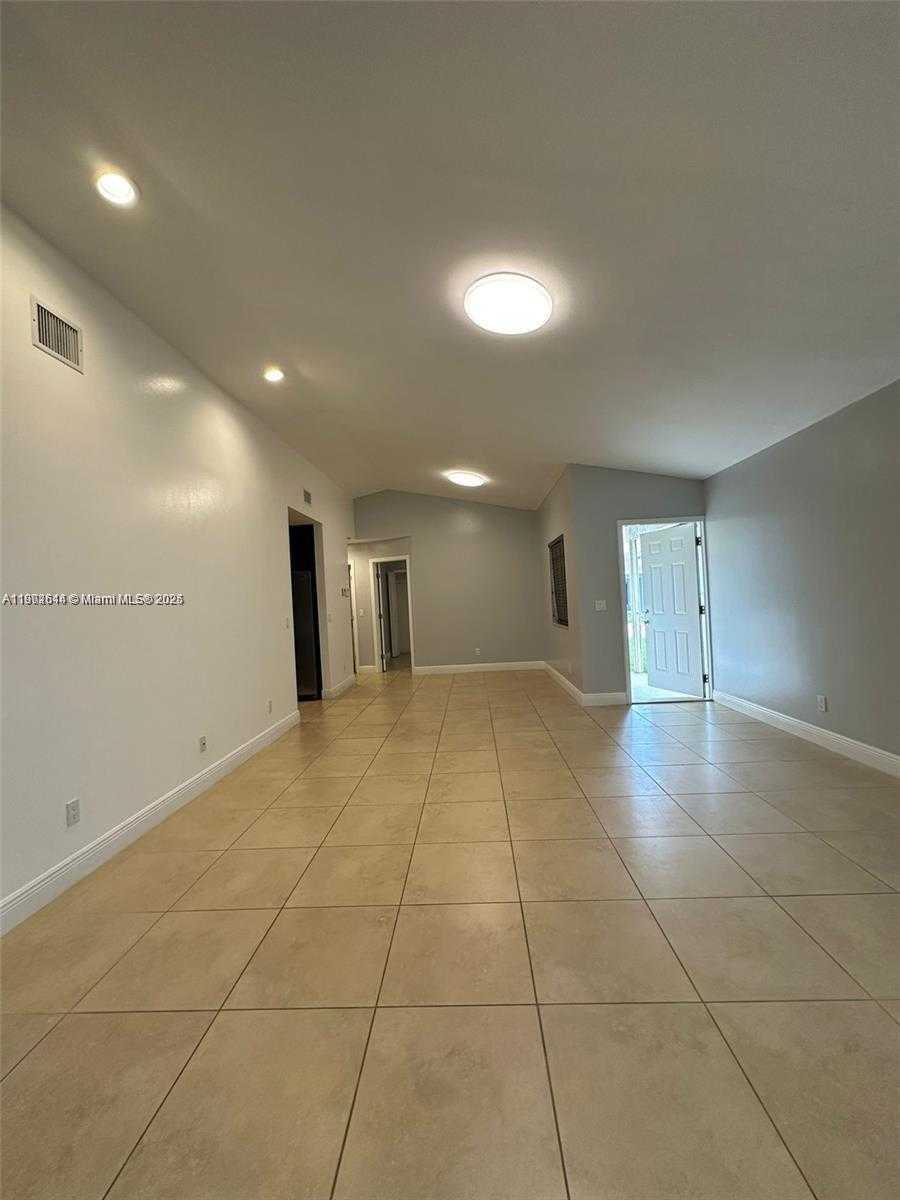 Small Image of 11000 SOUTH WEST 10TH CT, Pembroke Pines Number 15