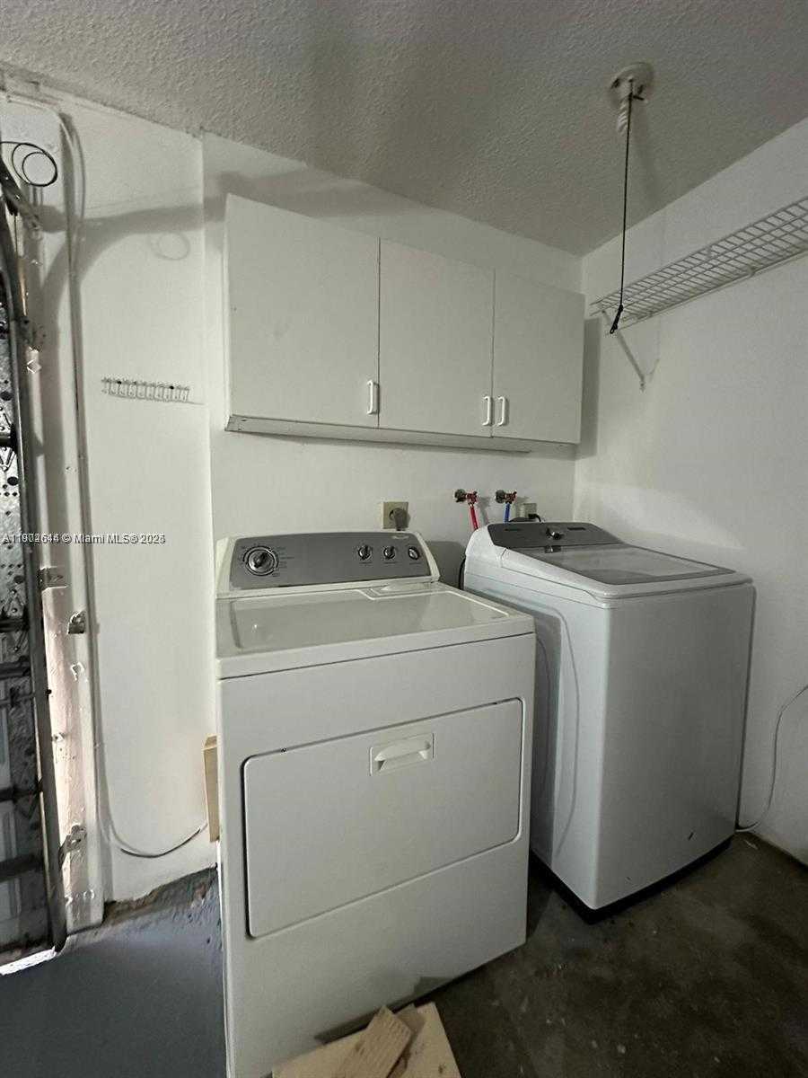 Small Image of 11000 SOUTH WEST 10TH CT, Pembroke Pines Number 26