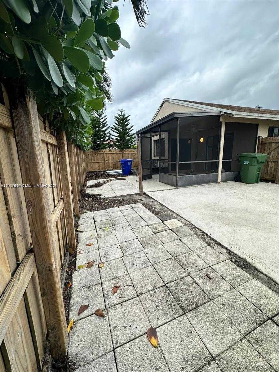 Small Image of 11000 SOUTH WEST 10TH CT, Pembroke Pines Number 28