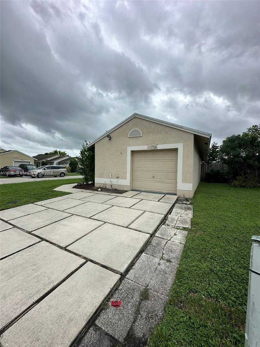 Small Image of 11000 SOUTH WEST 10TH CT, Pembroke Pines Number 3