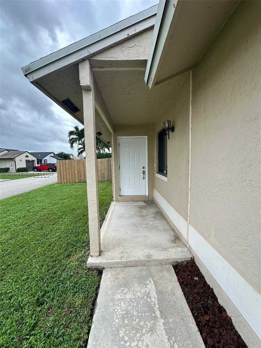 Small Image of 11000 SOUTH WEST 10TH CT, Pembroke Pines Number 4