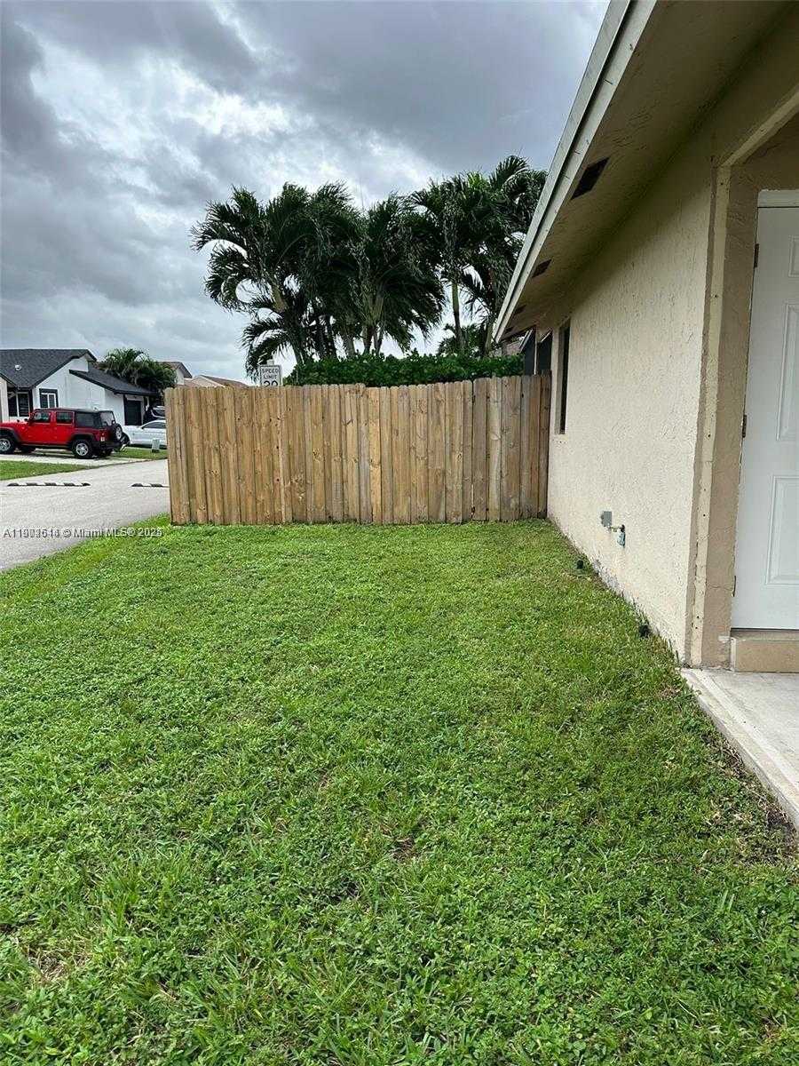 Small Image of 11000 SOUTH WEST 10TH CT, Pembroke Pines Number 5