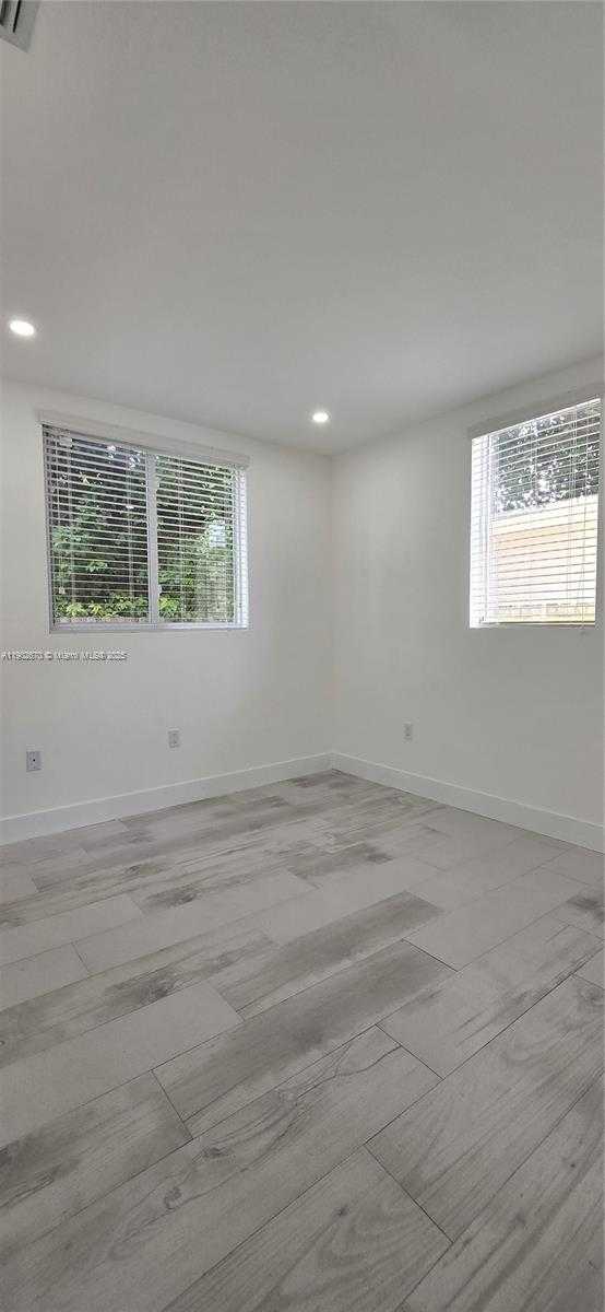 Small Image of 3823 THOMAS AVE, Miami Number 10