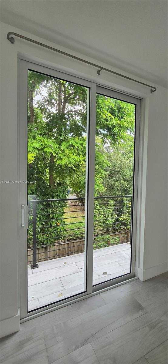 Small Image of 3823 THOMAS AVE, Miami Number 20