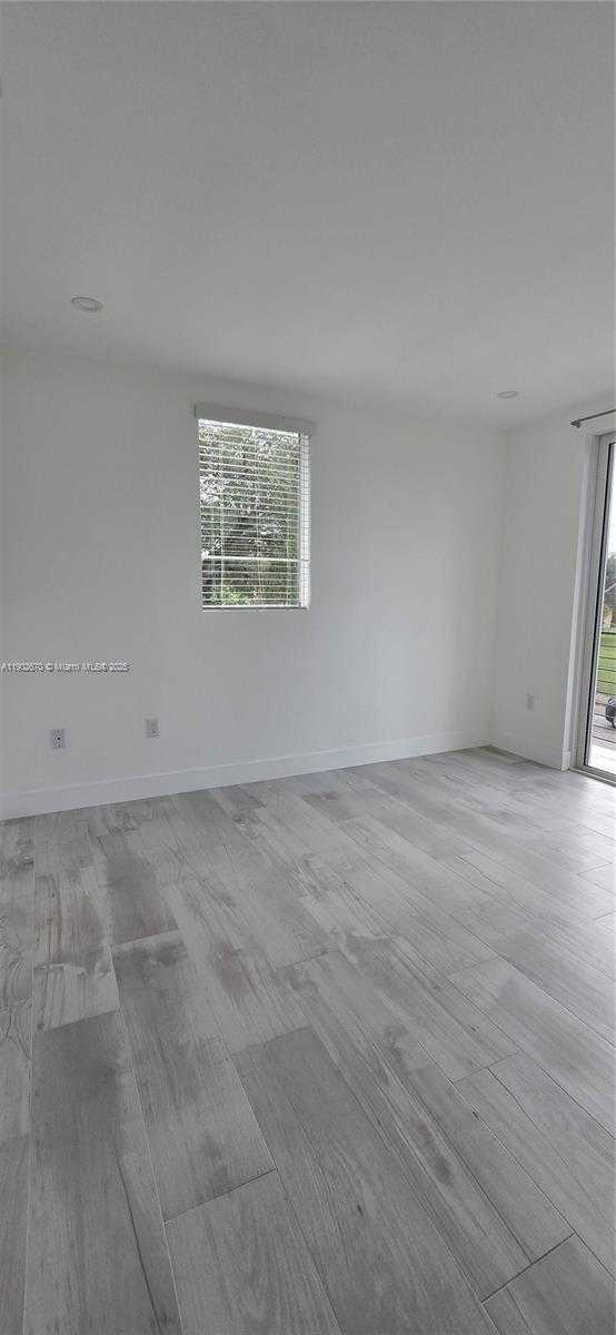 Small Image of 3823 THOMAS AVE, Miami Number 25