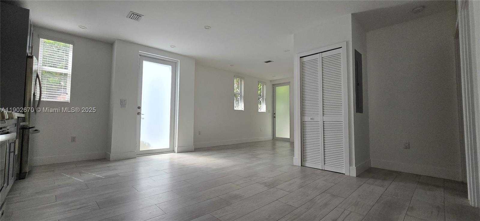 Small Image of 3823 THOMAS AVE, Miami Number 4