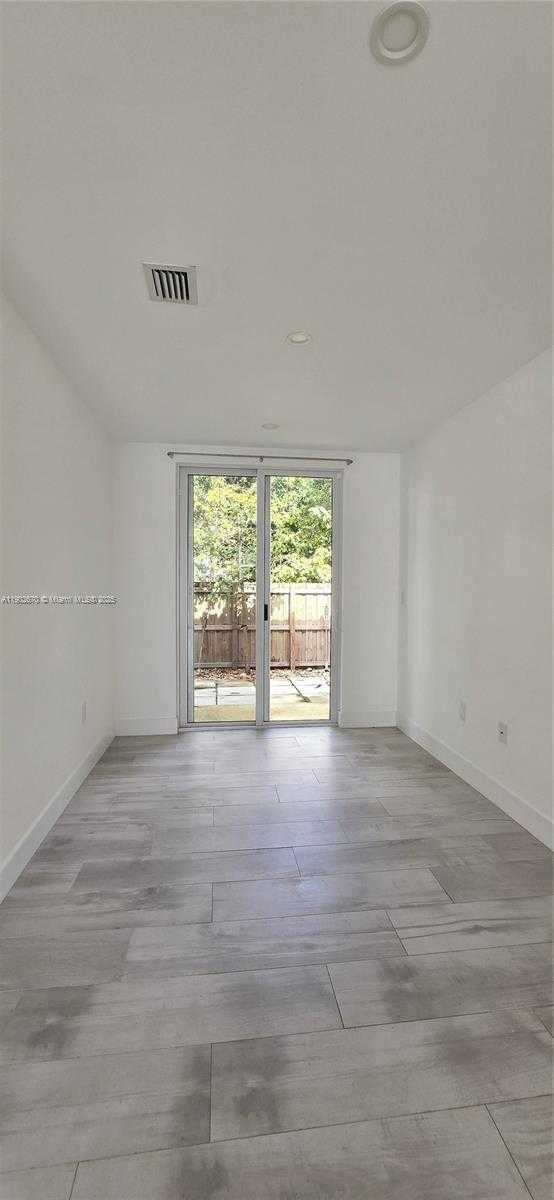 Small Image of 3823 THOMAS AVE, Miami Number 7