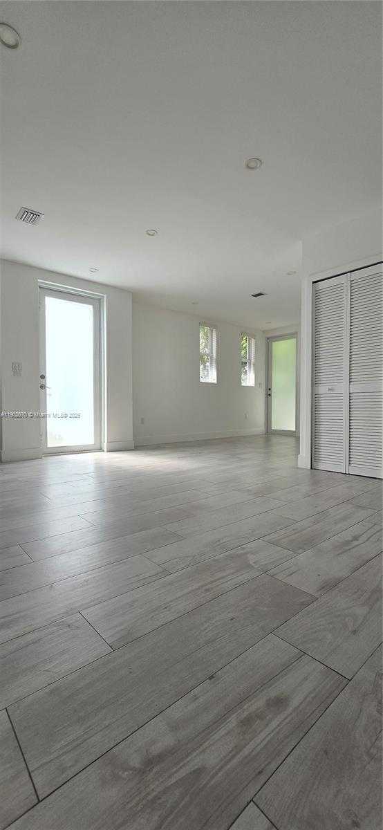 Small Image of 3823 THOMAS AVE, Miami Number 8