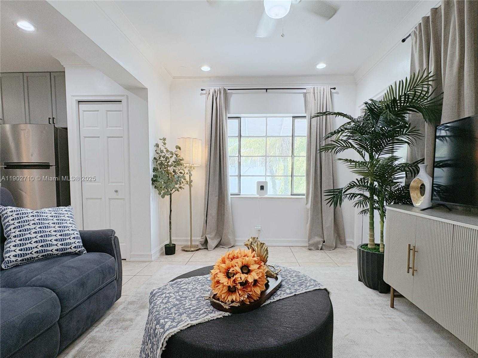 Small Image of 1726 THOMAS ST #2, Hollywood Number 6