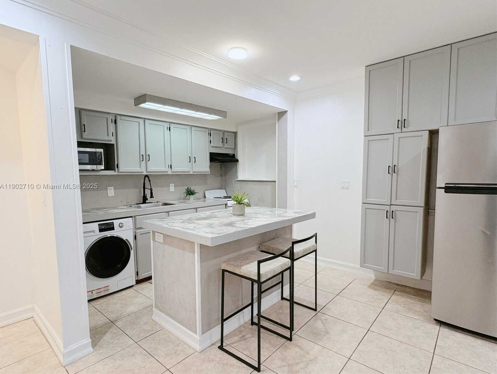 Small Image of 1726 THOMAS ST #2, Hollywood Number 9