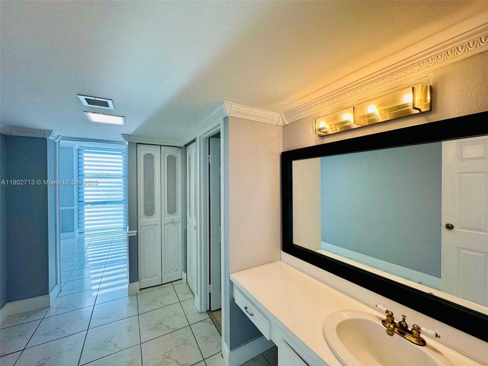 Small Image of 3625 NORTH COUNTRY CLUB DR #2009, Aventura Number 22