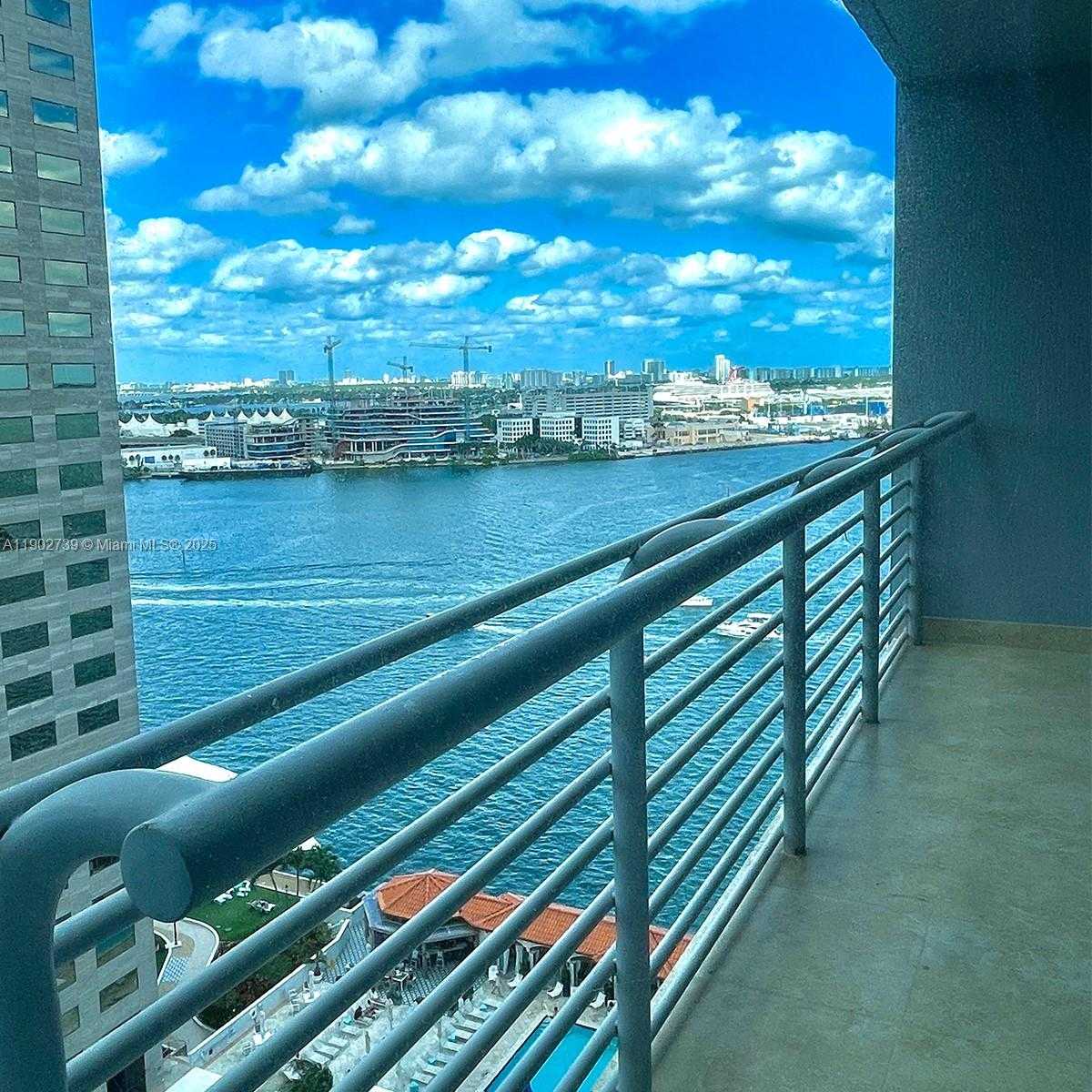 Small Image of 335 Biscayne Blvd, Miami, FL 33132, USA Number 10