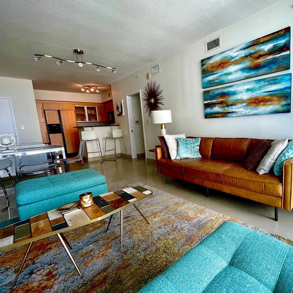 Small Image of 335 Biscayne Blvd, Miami, FL 33132, USA Number 2