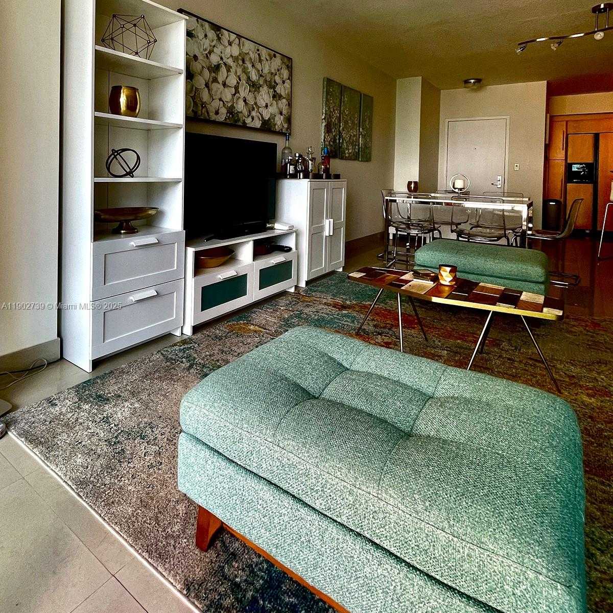 Small Image of 335 Biscayne Blvd, Miami, FL 33132, USA Number 3